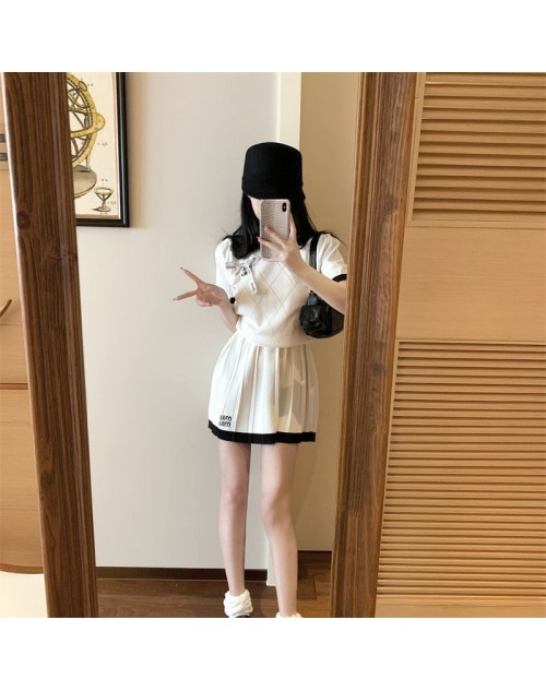 ミュウミュウ MiuMiutシャツ 品番：X-LI-MIU-58209ラインで在庫確認とご注文の際、品番を教えてください