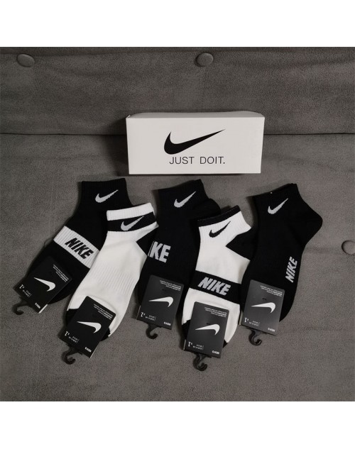 Nike ナイキ靴下 品番：X-LI-NIK-57720ラインで在庫確認とご注文の際、品番を教えてください