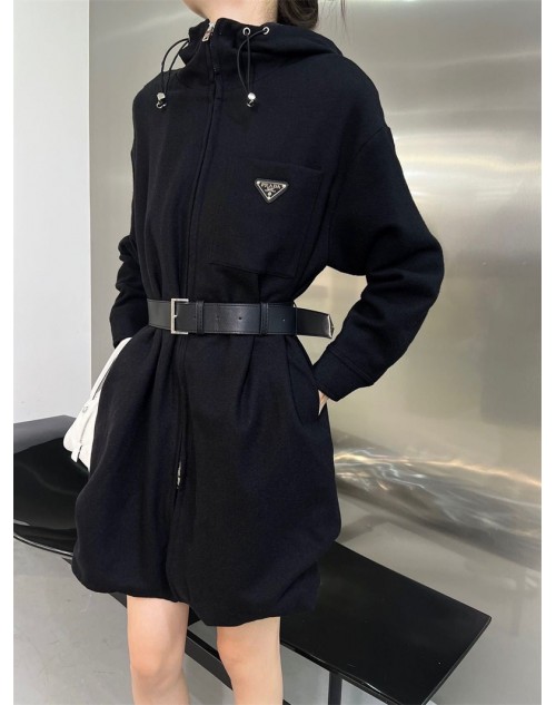 プラダ コート 女性 黒 帽子付き ベルト付き 設計感 通勤 パーティー ファション 人気