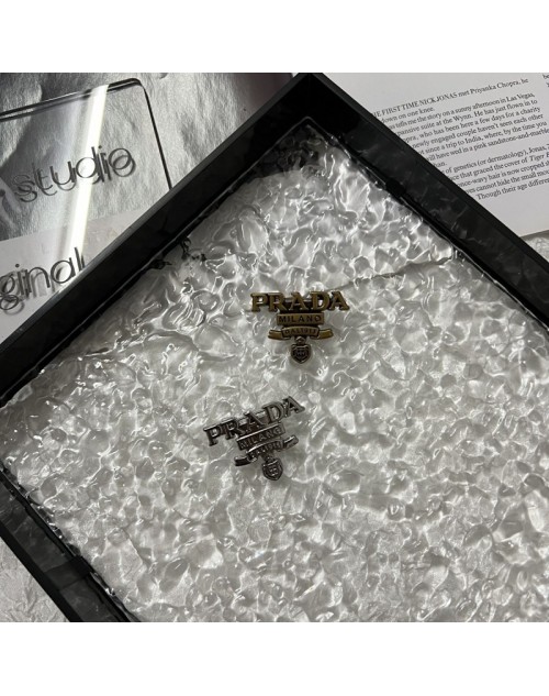 Prada プラダブローチ 品番：X-LI-PRA-58927ラインで在庫確認とご注文の際、品番を教えてください